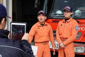 慣れた様子で話し始める隊員。ＮＧも少ない＝三田市消防本部