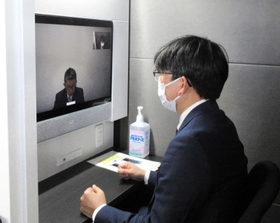 専用ボックスの内部。モニターで対面して相談できる＝けやき台１（三田市提供）