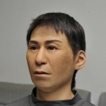 人骨をもとに制作された復顔像＝県警本部
