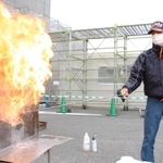 油鍋に水を注ぐと勢いよく燃え上がる＝三田市消防本部