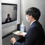 専用ボックスの内部。モニターで対面して相談できる＝けやき台１（三田市提供）