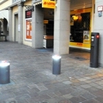 許可された車だけを通すため自動的に上下するポール