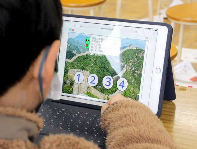 「農民に年貢の納入や犯罪の共同責任を負わせた制度は何」。歴史に関する４択問題に挑む児童＝志手原小
