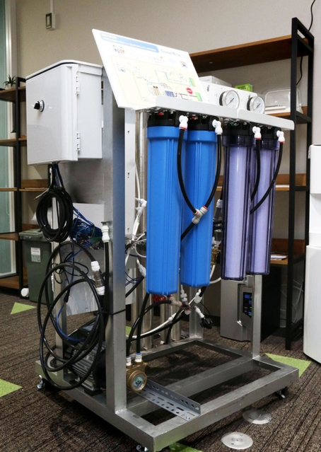 純度が異なる２種類の水を精製できる浄水装置＝三田市天神１