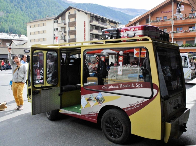ツェルマット駅前の電気自動車のタクシー