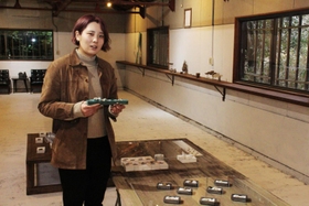 地元三田で初の個展を開いた曽谷朱音さん＝三田市三輪