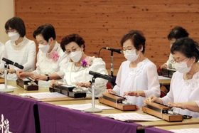 繊細な指づかいを披露する出演者＝三田市福島