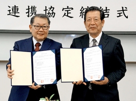 連携に向けて協定書を交わした中野校長（左）と中瀬館長＝三田市弥生が丘６