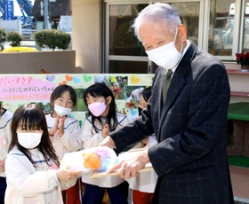 福西勝弘さんに感謝を伝えた子どもたち＝志手原幼稚園