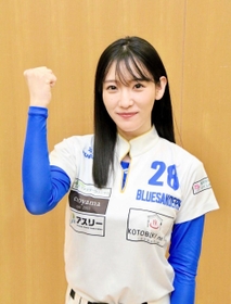 ガッツポーズする椿梨央さん