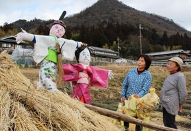 かかしを作った佐良清美さん（左）と母井上敏子さん＝三田市尼寺