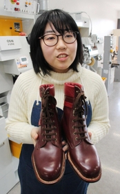 卒業製作で手掛けたお気に入りの一足＝三田市福島