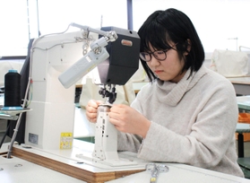 「ミシンを黙々とかけている時間が好き」だという＝三田市福島