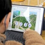 「農民に年貢の納入や犯罪の共同責任を負わせた制度は何」。歴史に関する４択問題に挑む児童＝志手原小