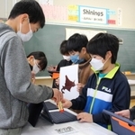 文具の種類や都道府県の形を見分けるＡＩの体験もあった＝志手原小
