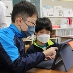 ２年生にプログラムの組み方を解説する５年生＝志手原小