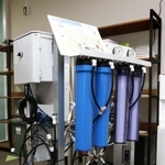 純度が異なる２種類の水を精製できる浄水装置＝三田市天神１