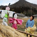 かかしを作った佐良清美さん（左）と母井上敏子さん＝三田市尼寺