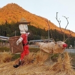山あいに映えるサンタとトナカイ（提供）＝三田市尼寺