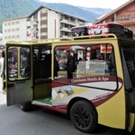 ツェルマット駅前の電気自動車のタクシー