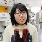 卒業製作で手掛けたお気に入りの一足＝三田市福島