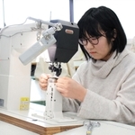 「ミシンを黙々とかけている時間が好き」だという＝三田市福島