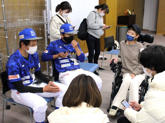 気づきを振り返りながらアプリに打ち込む＝三田市川除