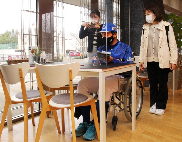 車いすでのカフェ利用も可能だと分かった＝三田市天神１