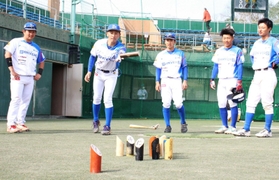 初めてモルックを体験する選手＝三田市三輪