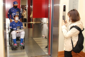 エレベーター内の広さも確認＝三田市天神１
