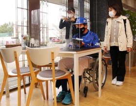 車いすでのカフェ利用も可能だと分かった＝三田市天神１