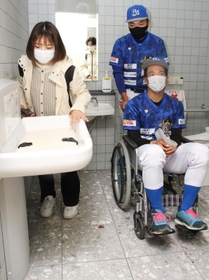 トイレのスペースや設備を確認する＝三田市天神１