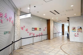 三田阪急が撤退し、シャッターが閉まったままの２階部分＝キッピーモール