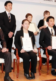 表彰式に出席した神戸医療福祉専門学校三田校の教員、川上紀子さん（中央手前）＝東京都港区、明治記念館