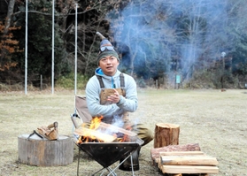 森本崇資さん。企業や団体など大人向けのキャンプ研修も行っている＝三田市野外活動センター