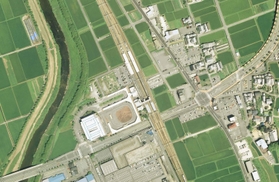 事業前の航空写真。中心付近を南北に走るのがＪＲ福知山線（三田市福島土地区画整理組合提供）