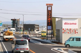 カフェやスーパーが立ち並ぶ駅前＝三田市福島