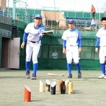 初めてモルックを体験する選手＝三田市三輪