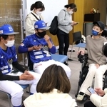 気づきを振り返りながらアプリに打ち込む＝三田市川除