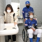 トイレのスペースや設備を確認する＝三田市天神１