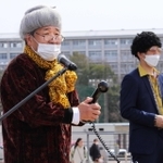おばあさん役を演じる秦課長＝三田市天神１