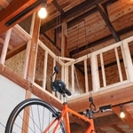 吹き抜けを通じてリフトで自転車を昇降できる＝尼崎市武庫川町２