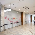三田阪急が撤退し、シャッターが閉まったままの２階部分＝キッピーモール