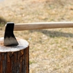 まきを割るおの＝三田市野外活動センター