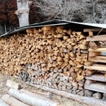 うずたかく積まれた、たき火用のまき＝三田市野外活動センター