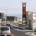カフェやスーパーが立ち並ぶ駅前＝三田市福島