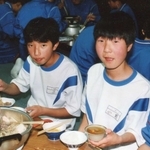 合宿で一緒に鍋を囲む小前さん（右）と西さん（提供）