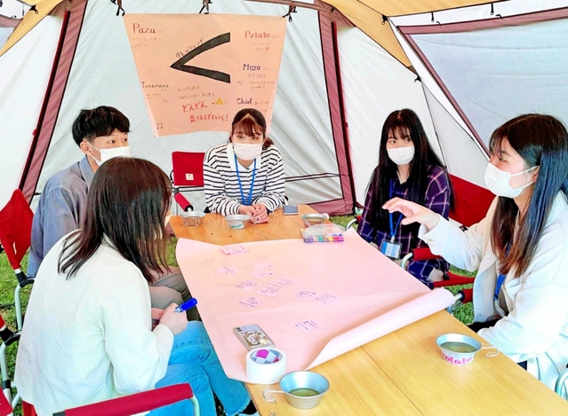 キャンパス内でのキャンプ体験（撮影・小森有喜）