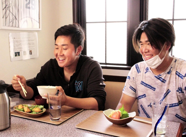 練習終わりに食事をする兵庫ブレイバーズの選手＝三田市相生町