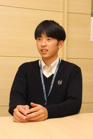 「勉強が好きになれる塾にしたい」と話す濱田颯太代表＝三田市役所